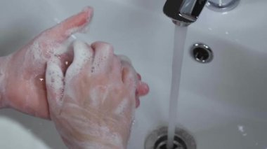 Lavaboda ellerini yıkayan kadın, yakın plan.