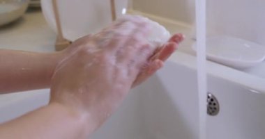 Mutfakta ellerini yıkayan kadın, yakın plan.