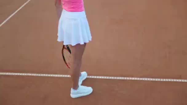 Tenisçi Sahada Servis Yapmadan Önce Topu Sektiriyor Yakın Plan Kamera — Stok video