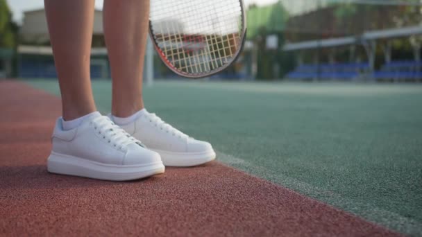 Tennisser Stuiterende Bal Het Veld Close Slow Motion Effect — Stockvideo