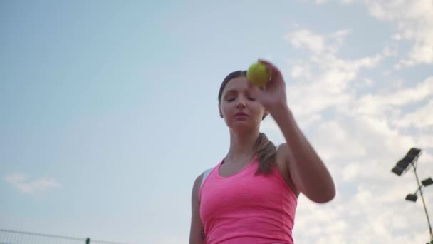 Schöne Frau Stylischer Sportbekleidung Die Freien Tennis Spielt Blick Aus — Stockvideo