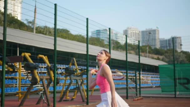 Schöne Frau Stylischer Sportbekleidung Beim Tennisspielen Auf Dem Platz Zeitlupeneffekt — Stockvideo