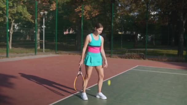 Schöne Frau Stylischer Sportbekleidung Spielt Sonnigen Tagen Tennis Auf Dem — Stockvideo