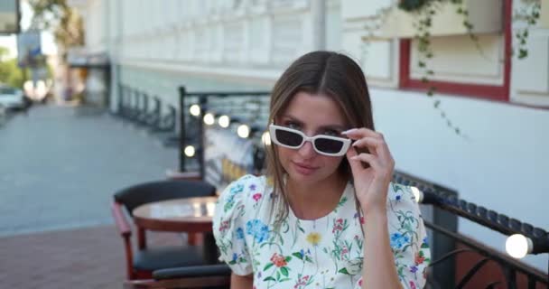 Šťastná Žena Slunečních Brýlích Odpočívající Lehátku Letovisku Pohybující Kamera Zpomalený — Stock video