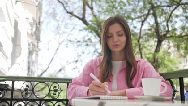 Mooie Jonge Vrouw Schrijven Notebook Balkon Lage Hoek Uitzicht — Stockvideo