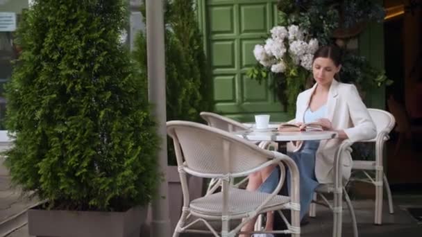 Mooie Jonge Vrouw Lezen Boek Outdoor Cafe — Stockvideo