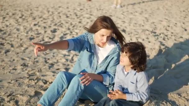 Молода Мама Син Проводять Час Разом Пляжі Під Час Заходу — стокове відео