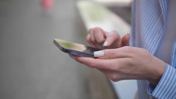 Mladá Žena Používá Mobilní Telefon Venku Detailní Záběr Efekt Pomalého — Stock video