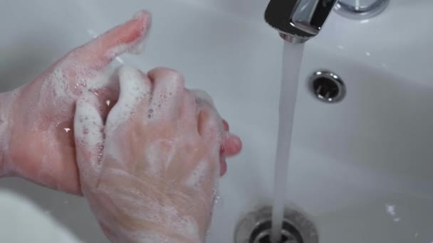 Vrouw Wassen Handen Spoelbak Badkamer Closeup — Stockvideo