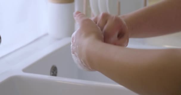 Vrouw Wassen Handen Spoelbak Badkamer Closeup — Stockvideo