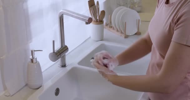 Vrouwen Wassen Handen Keuken Close Vloeibare Zeeppomp Dispenser Spoelbak — Stockvideo