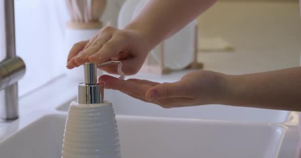 Vrouwen Wassen Handen Keuken Close Vloeibare Zeeppomp Dispenser Spoelbak — Stockvideo
