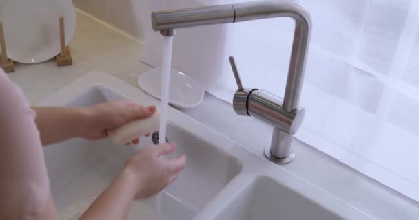 Γυναίκα Πλύσιμο Των Χεριών Πάνω Από Νεροχύτη Στην Κουζίνα Closeup — Αρχείο Βίντεο