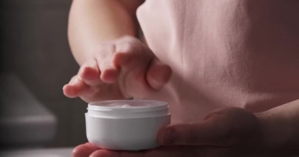 Žena Nádobkou Rozmazání Kůže Krém Prsty Cítit Textura Uvnitř Detailní — Stock video