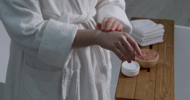Femme Qui Applique Crème Pour Les Mains Dans Salle Bain — Video