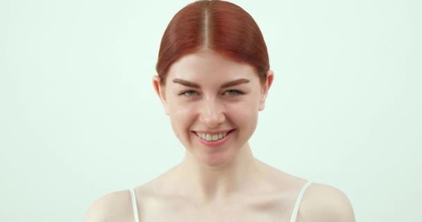 Młoda Piękna Dziewczyna Czerwonymi Włosami Zielonymi Oczami Patrząc Aparat Białym — Wideo stockowe