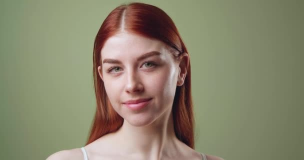 Νεαρό Όμορφο Κορίτσι Κόκκινα Μαλλιά Και Πράσινα Μάτια Κοιτάζοντας Στην — Αρχείο Βίντεο
