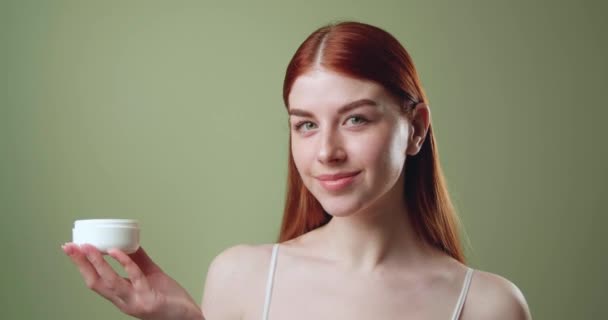 Młoda Piękna Dziewczyna Czerwonymi Włosami Zielonymi Oczami Patrząc Aparat Tle — Wideo stockowe