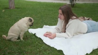 Parkta sevimli köpeğiyle çekici bir kadın.