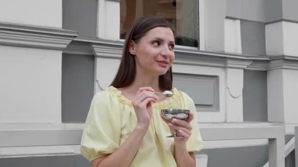 Dışarıda Lezzetli Dondurmalar Yiyen Güzel Genç Bir Kadın Kamera Hareket — Stok video