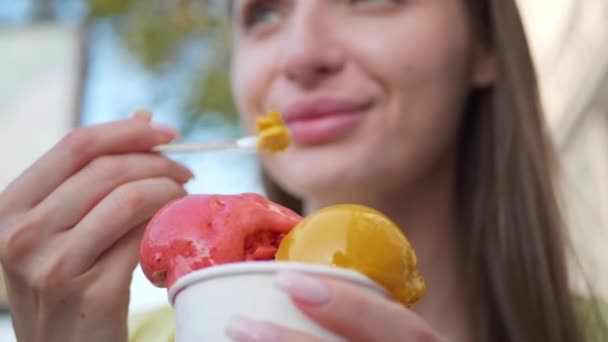 Femme Mangeant Crème Glacée Extérieur Vue Angle Bas Concentration Sélective — Video