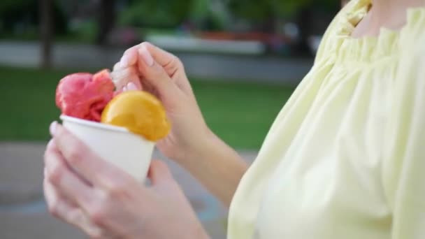 Mulher Comendo Sorvete Enquanto Caminha Cidade Close Câmara Mover Esquerda — Vídeo de Stock