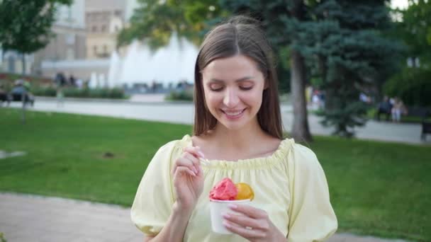 Όμορφη Νεαρή Γυναίκα Τρώει Παγωτό Έξω Κάμερα Κινείται Γύρω Από — Αρχείο Βίντεο