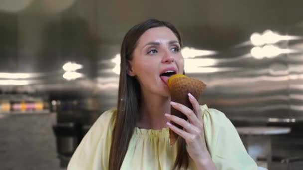 Wanita Muda Cantik Makan Krim Lezat Kafe — Stok Video