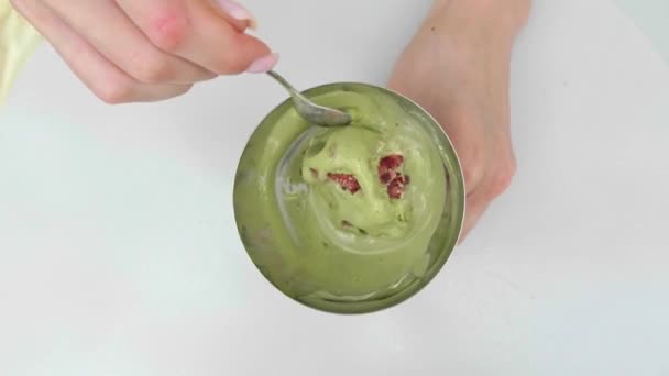 Masada Lezzetli Dondurma Yiyen Bir Kadın Yakın Plan Üst Görünüm — Stok video