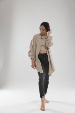 Açık gri arkaplanda güzel bir kadının portresi