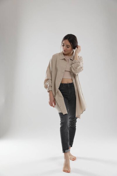 Портрет красивой женщины на светло-сером фоне