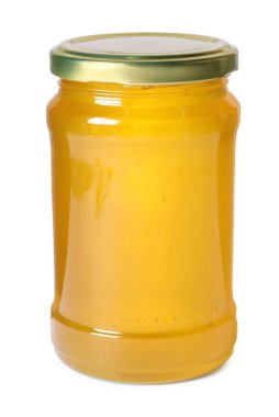 Cam kavanozdaki tatlı doğal bal beyaza izole edilmiş.