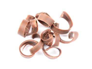 Bir sürü lezzetli çikolata parçacıkları beyaz üzerine izole edilmiş.