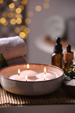 Bulanık ışıklara karşı farklı spa ürünleriyle güzel bir kompozisyon