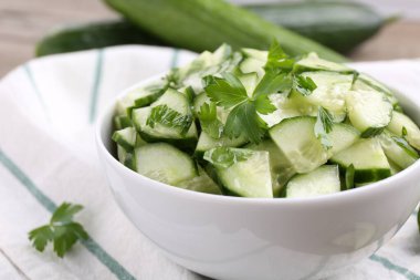 Tablo, closeup kase lezzetli salatalık salatası