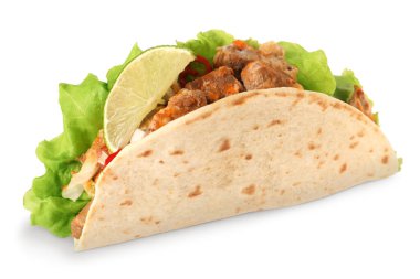 Et, sebze ve beyaz üzerine izole edilmiş limon dilimli lezzetli taco.