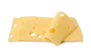 Lezzetli taze peynir dilimleri beyaz üzerine izole edilmiş.