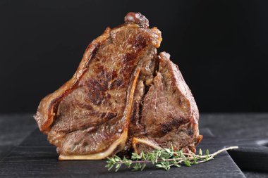 Lezzetli kızarmış et ve kekik masada.