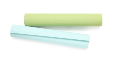 Renkli duvar kağıdı ruloları beyaz, üst görünümde izole