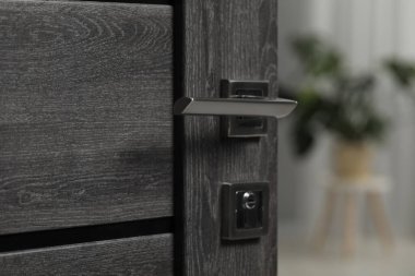 Metal saplı ahşap kapı, yakın plan.