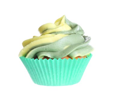 Parlak kremalı lezzetli kek, beyaza izole edilmiş.