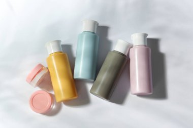 Beyaz arka planda kozmetik seyahat kiti, üst görünüm