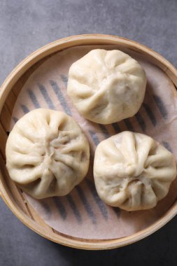 Gri desenli masa üzerinde lezzetli bao çörekleri (baozi).