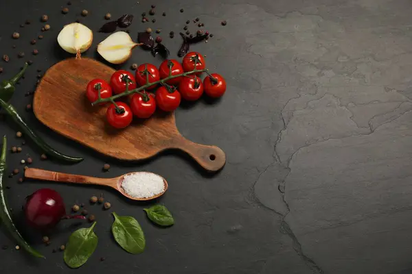 Koken Concept Houten Snijplank Verschillende Producten Zwarte Tafel Bovenaanzicht Ruimte — Stockfoto