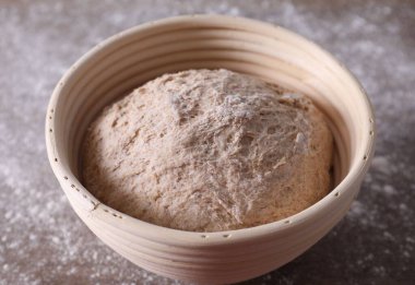 Düzeltme sepetinde taze ekşi ekmek, yakın plan.