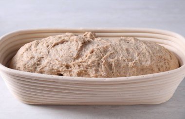 Aydınlatma sepetinde taze ekmek hamuru