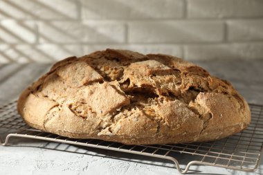 Gri masada taze pişmiş ekşi ekmek.
