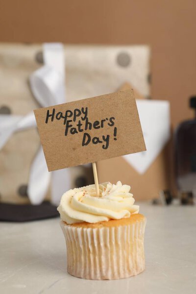 Feliz Día Del Padre Sabroso Cupcake Con Saludos Mesa Luz — Foto de Stock