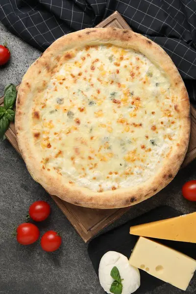 Deliciosa Pizza Queijo Ingredientes Mesa Cinza Escuro Flat Lay — Fotografia de Stock