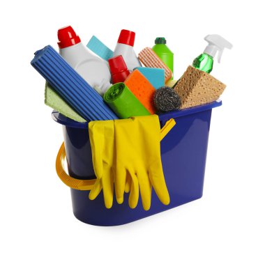 Kovadaki farklı temizlik ürünleri beyaza izole edilmiş